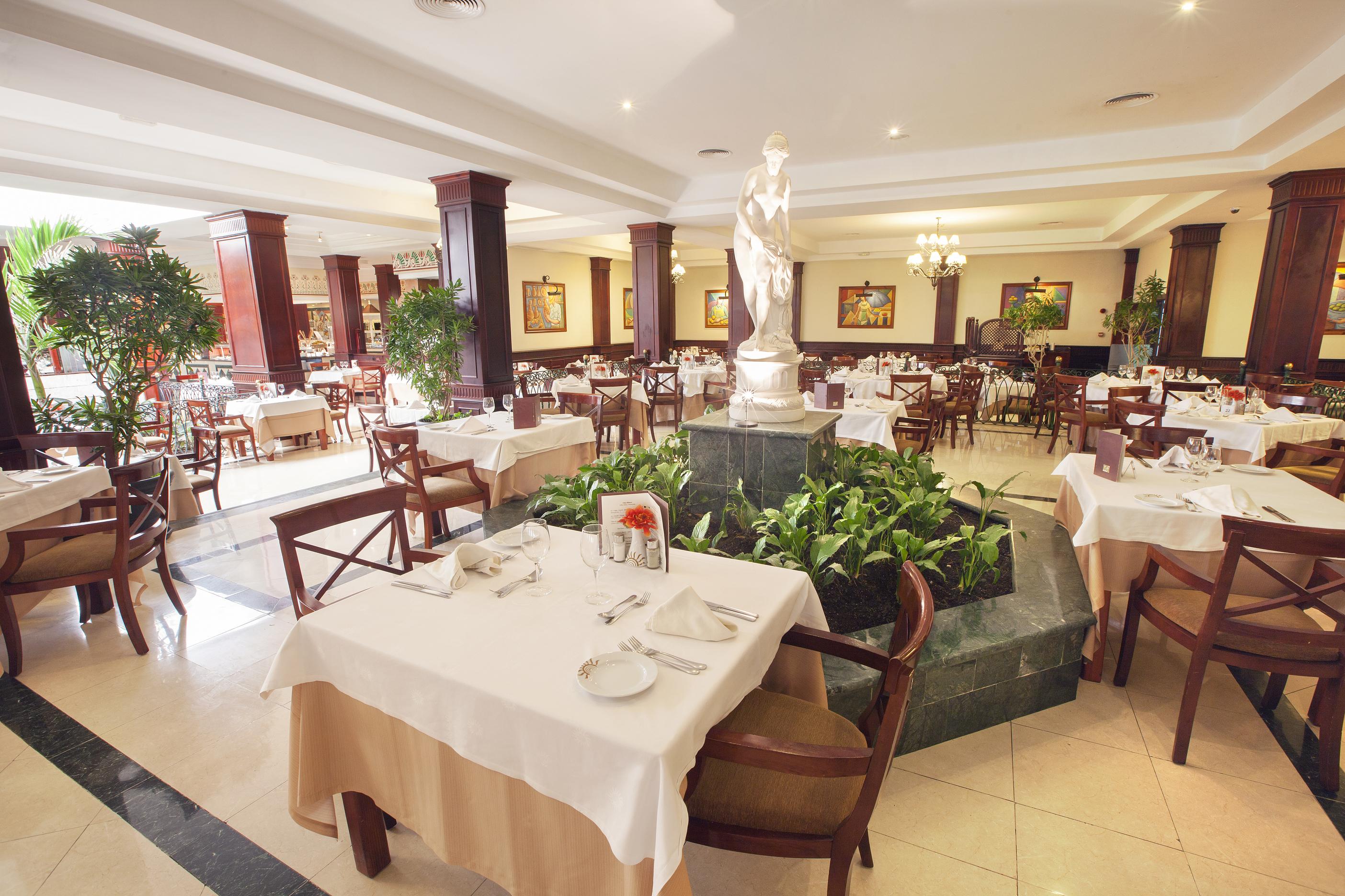 Bahia Principe Grand Bavaro Punta Cana Exterior foto The restaurant at the hotel