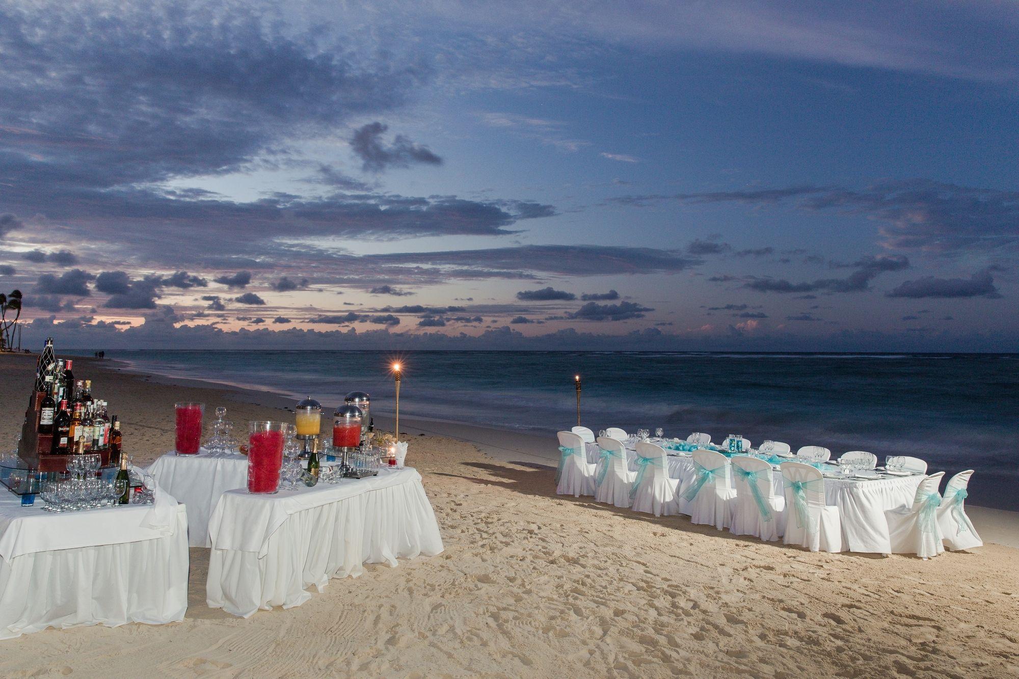 Bahia Principe Grand Bavaro Punta Cana Exterior foto Beachfront dining at the Hard Rock Hotel